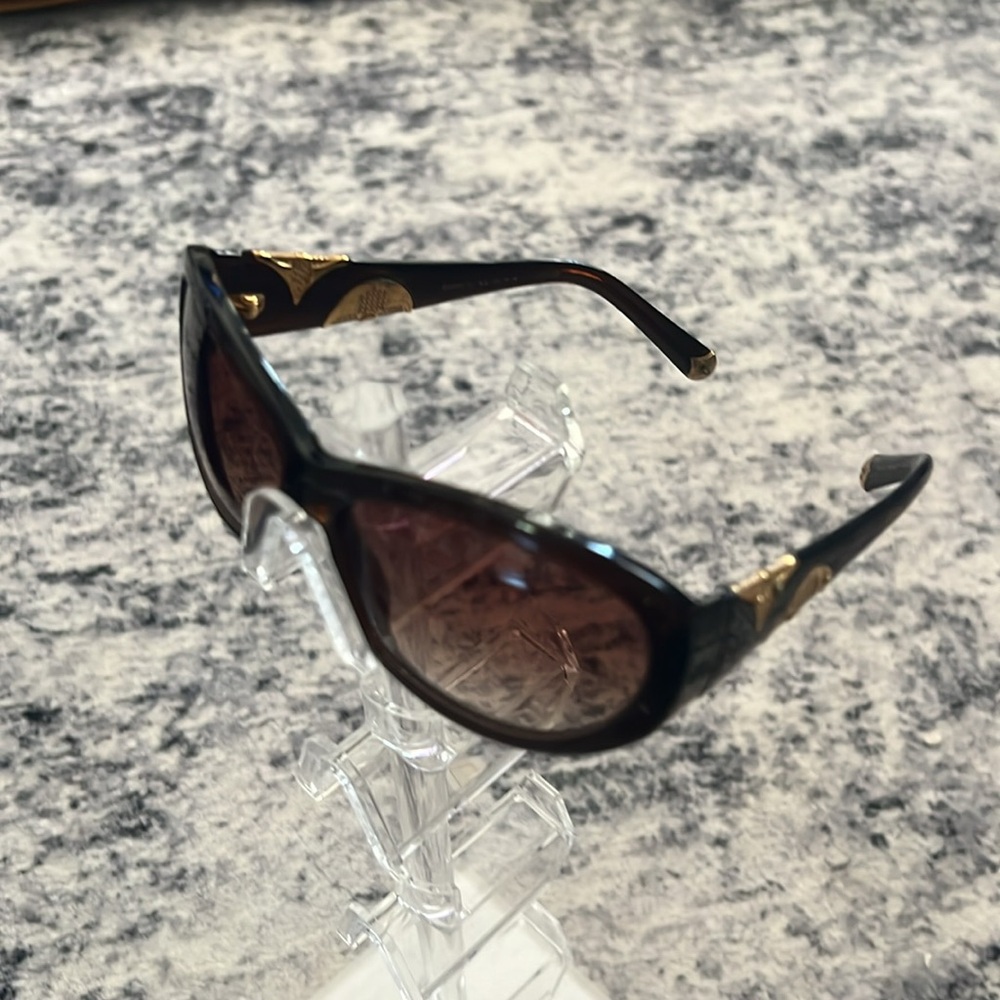 Chic Black Sunglasses with Gold Accents - Picture 3 of 4